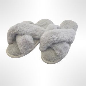 Cozy Gray Faux Fur Women's Slippers size 7.5